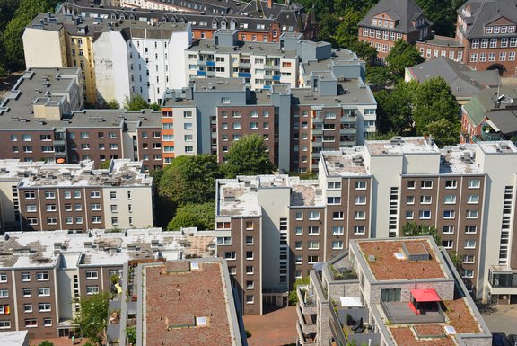 Luftaufnahme von einem Wohngebiet mit Hochhäusern